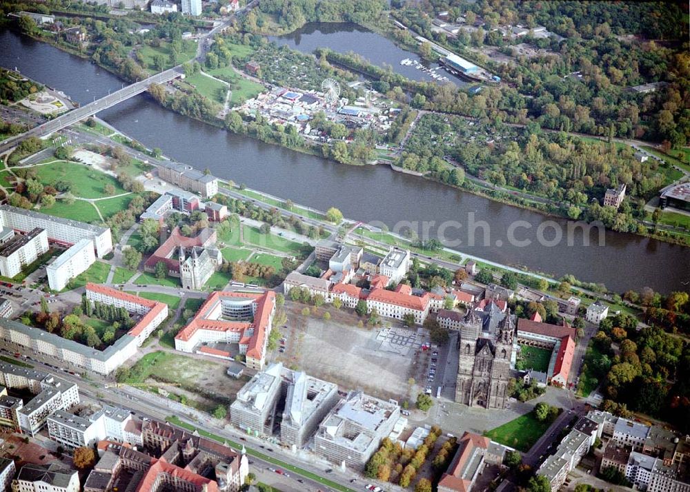 Magdeburg from above - Magdeburger Dom mit Marktplatz und dem Sitz der Landesregierung von Sachsen - Anhalt..