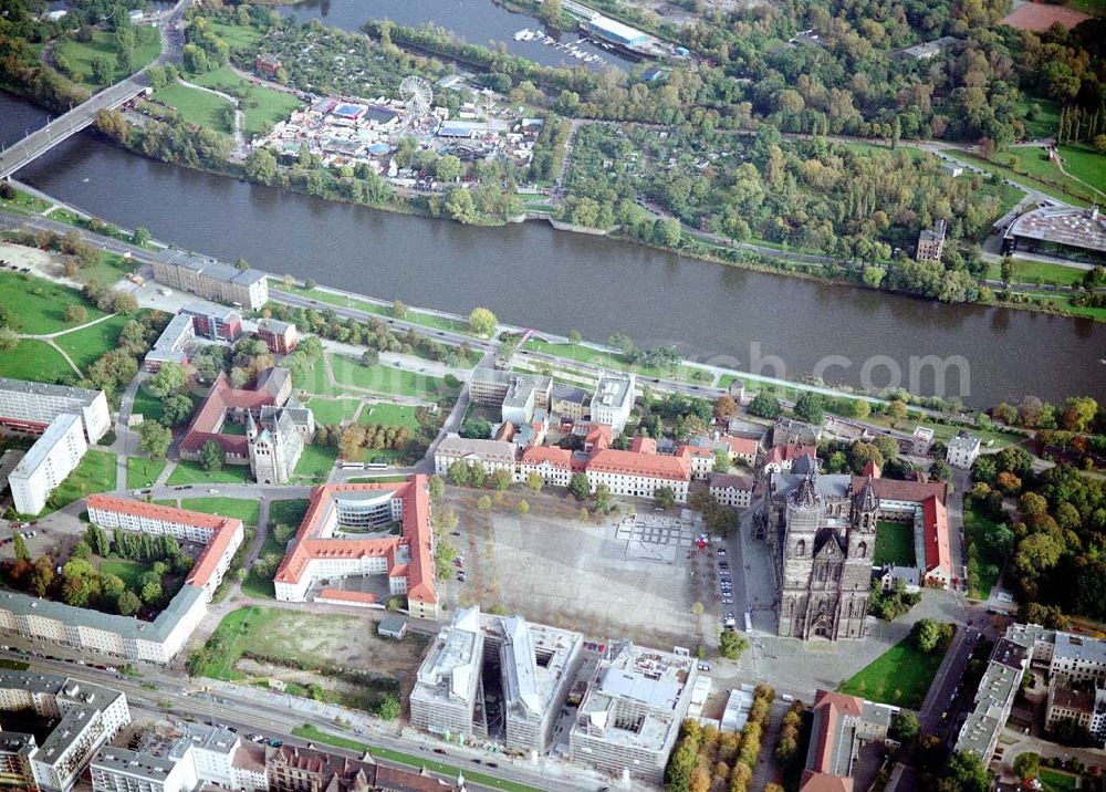 Magdeburg from the bird's eye view: Magdeburger Dom mit Marktplatz und dem Sitz der Landesregierung von Sachsen - Anhalt..