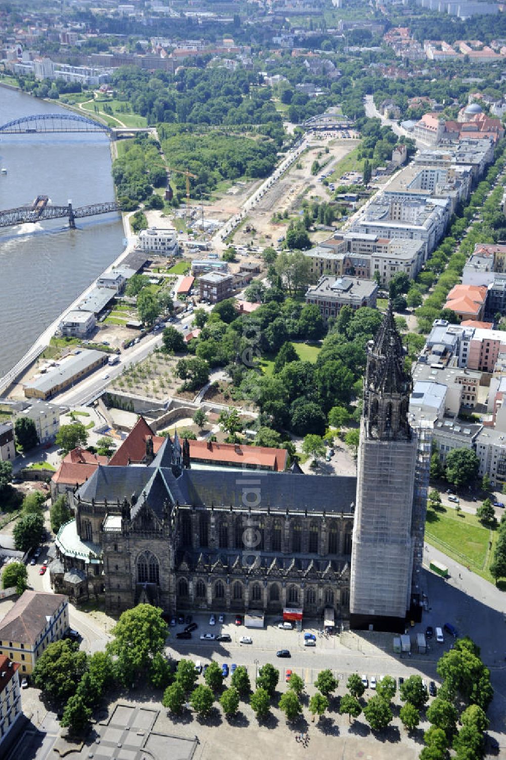 Aerial photograph Magdeburg - Blick auf den Magdeburger Dom und das Stadtzentrum. Der Dom zu Magdeburg St. Mauritius und Katharina, kurz Magdeburger Dom, ist die ehemalige Kathedrale des Erzbistums Magdeburg, die Grabkirche Kaiser Ottos I., das älteste gotische Bauwerk auf deutschem Boden und zugleich das Wahrzeichen der Stadt. View of the Cathedral of Magdeburg and the cityscape.