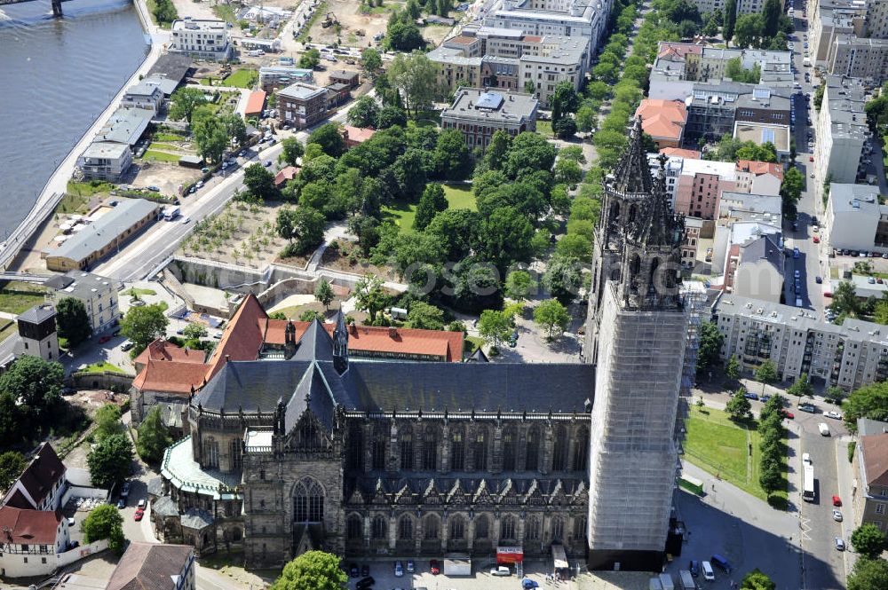 Magdeburg from above - Blick auf den Magdeburger Dom und das Stadtzentrum. Der Dom zu Magdeburg St. Mauritius und Katharina, kurz Magdeburger Dom, ist die ehemalige Kathedrale des Erzbistums Magdeburg, die Grabkirche Kaiser Ottos I., das älteste gotische Bauwerk auf deutschem Boden und zugleich das Wahrzeichen der Stadt. View of the Cathedral of Magdeburg and the cityscape.