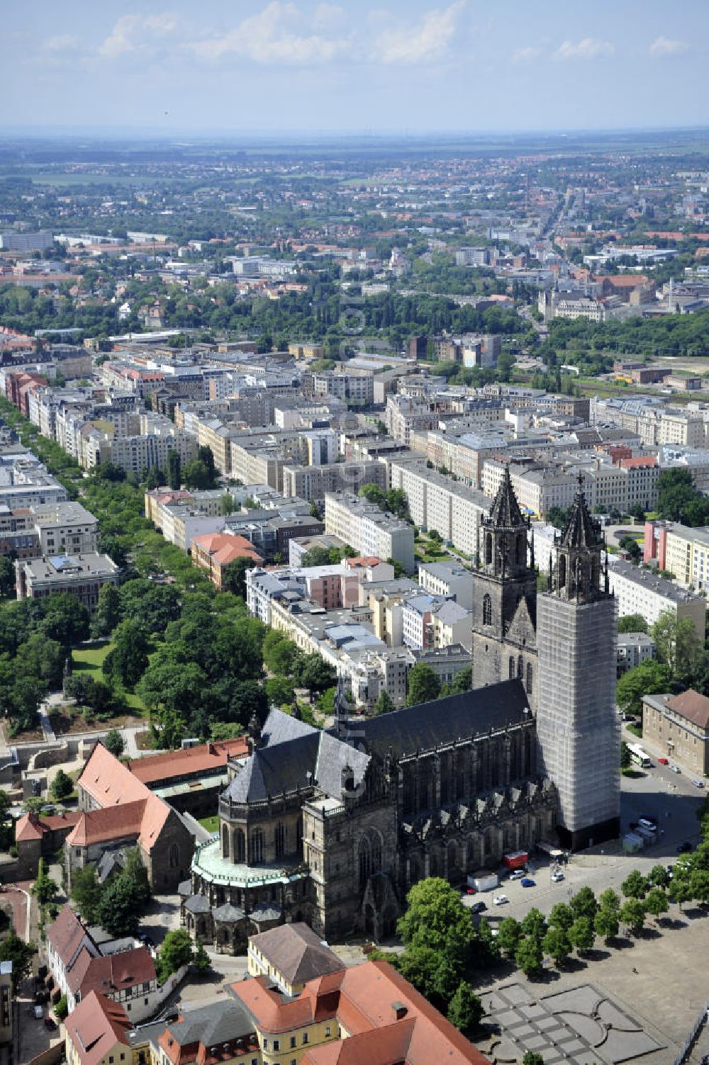 Magdeburg from the bird's eye view: Blick auf den Magdeburger Dom und das Stadtzentrum. Der Dom zu Magdeburg St. Mauritius und Katharina, kurz Magdeburger Dom, ist die ehemalige Kathedrale des Erzbistums Magdeburg, die Grabkirche Kaiser Ottos I., das älteste gotische Bauwerk auf deutschem Boden und zugleich das Wahrzeichen der Stadt. View of the Cathedral of Magdeburg and the cityscape.