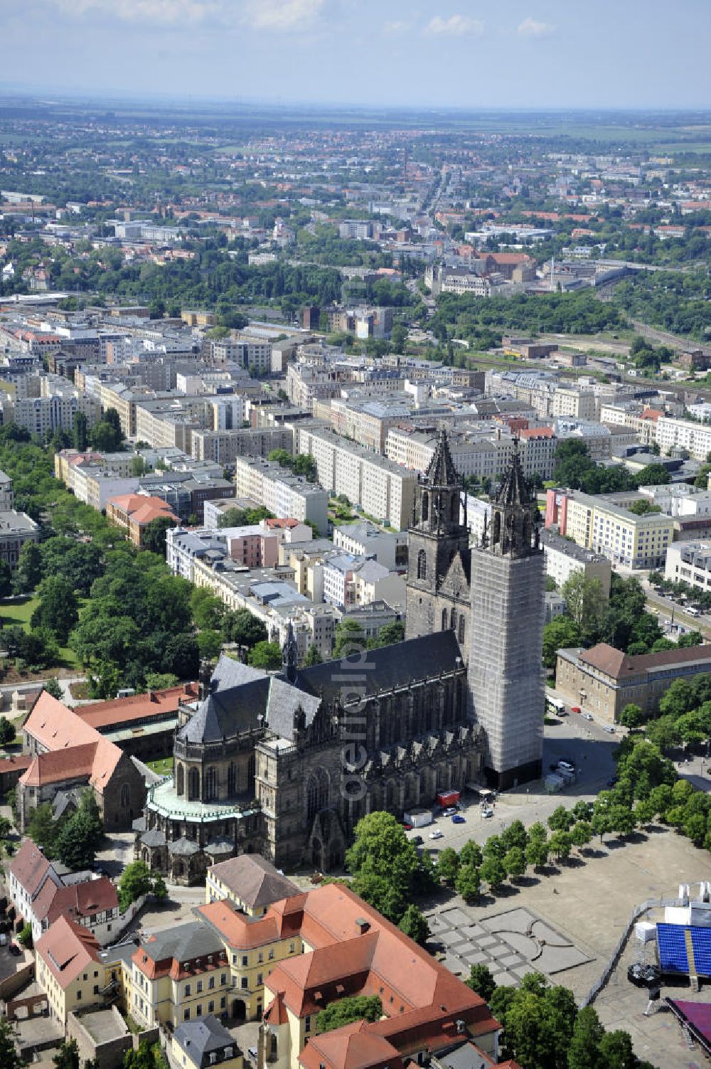 Aerial image Magdeburg - Blick auf den Magdeburger Dom und das Stadtzentrum. Der Dom zu Magdeburg St. Mauritius und Katharina, kurz Magdeburger Dom, ist die ehemalige Kathedrale des Erzbistums Magdeburg, die Grabkirche Kaiser Ottos I., das älteste gotische Bauwerk auf deutschem Boden und zugleich das Wahrzeichen der Stadt. View of the Cathedral of Magdeburg and the cityscape.