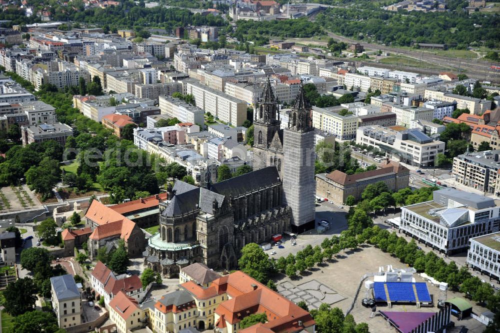 Aerial photograph Magdeburg - Blick auf den Magdeburger Dom und das Stadtzentrum. Der Dom zu Magdeburg St. Mauritius und Katharina, kurz Magdeburger Dom, ist die ehemalige Kathedrale des Erzbistums Magdeburg, die Grabkirche Kaiser Ottos I., das älteste gotische Bauwerk auf deutschem Boden und zugleich das Wahrzeichen der Stadt. View of the Cathedral of Magdeburg and the cityscape.