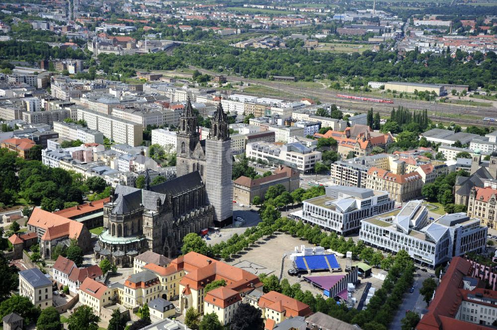 Magdeburg from above - Blick auf den Magdeburger Dom und das Stadtzentrum. Der Dom zu Magdeburg St. Mauritius und Katharina, kurz Magdeburger Dom, ist die ehemalige Kathedrale des Erzbistums Magdeburg, die Grabkirche Kaiser Ottos I., das älteste gotische Bauwerk auf deutschem Boden und zugleich das Wahrzeichen der Stadt. View of the Cathedral of Magdeburg and the cityscape.