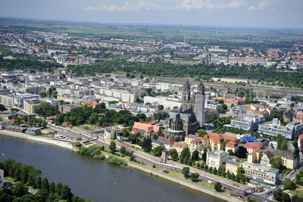 Magdeburg from the bird's eye view: Blick auf den Magdeburger Dom und das Stadtzentrum. Der Dom zu Magdeburg St. Mauritius und Katharina, kurz Magdeburger Dom, ist die ehemalige Kathedrale des Erzbistums Magdeburg, die Grabkirche Kaiser Ottos I., das älteste gotische Bauwerk auf deutschem Boden und zugleich das Wahrzeichen der Stadt. View of the Cathedral of Magdeburg and the cityscape.