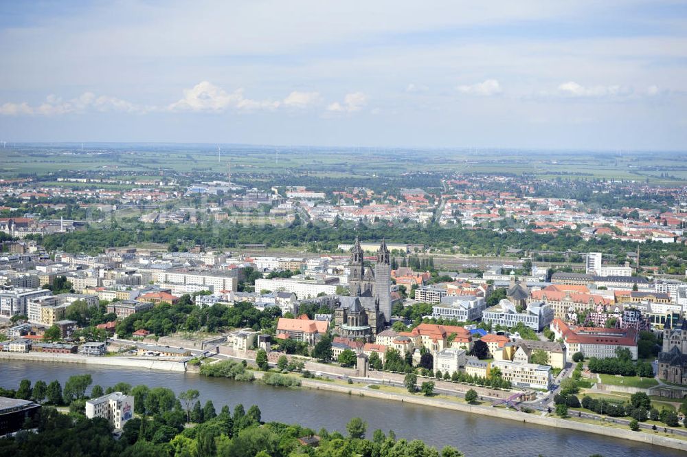 Aerial image Magdeburg - Blick auf den Magdeburger Dom und das Stadtzentrum. Der Dom zu Magdeburg St. Mauritius und Katharina, kurz Magdeburger Dom, ist die ehemalige Kathedrale des Erzbistums Magdeburg, die Grabkirche Kaiser Ottos I., das älteste gotische Bauwerk auf deutschem Boden und zugleich das Wahrzeichen der Stadt. View of the Cathedral of Magdeburg and the cityscape.