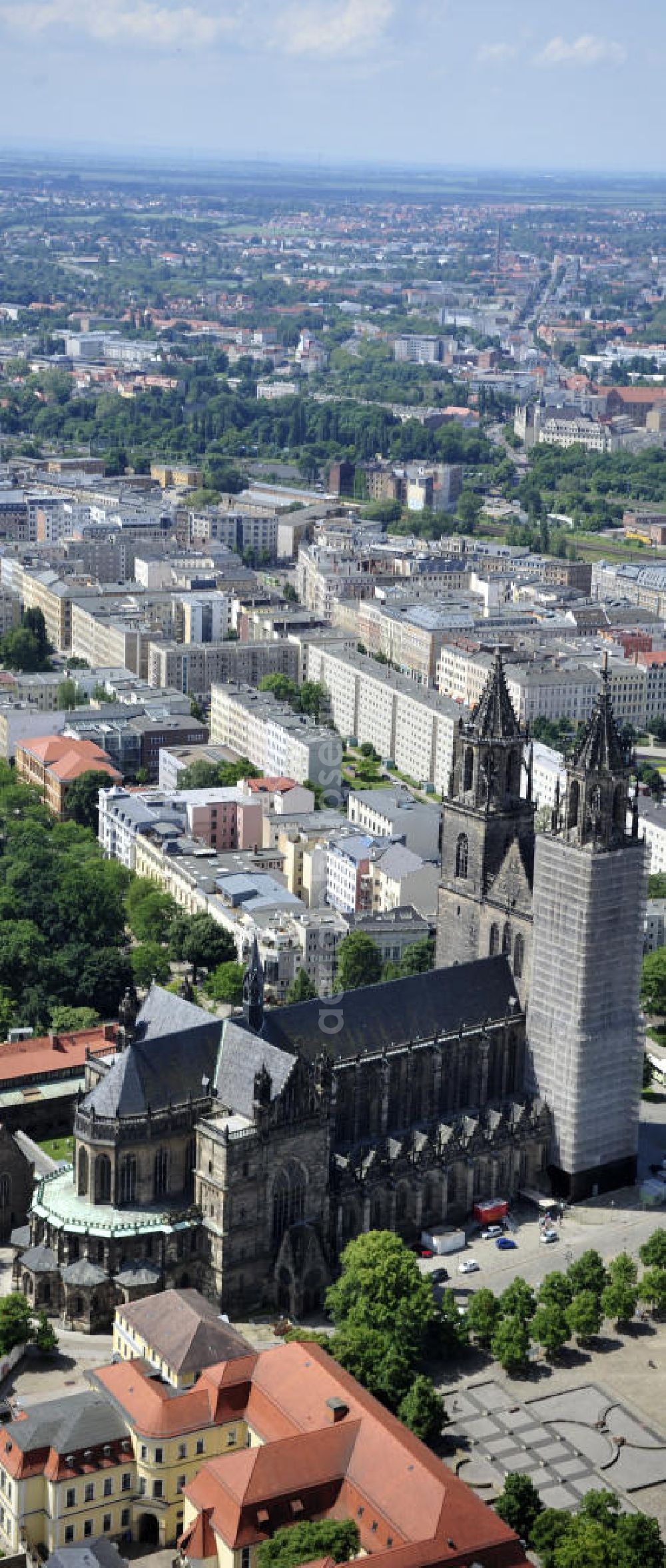 Aerial photograph Magdeburg - Blick auf den Magdeburger Dom und das Stadtzentrum. Der Dom zu Magdeburg St. Mauritius und Katharina, kurz Magdeburger Dom, ist die ehemalige Kathedrale des Erzbistums Magdeburg, die Grabkirche Kaiser Ottos I., das älteste gotische Bauwerk auf deutschem Boden und zugleich das Wahrzeichen der Stadt. View of the Cathedral of Magdeburg and the cityscape.