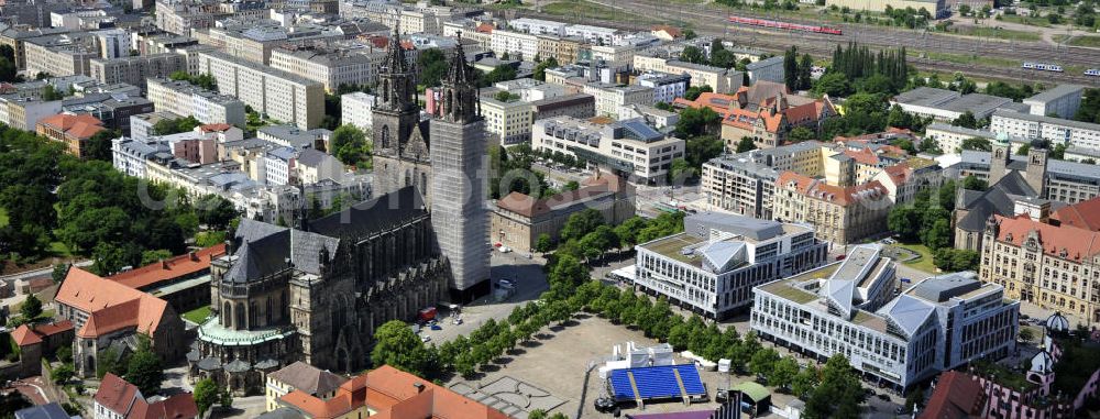 Magdeburg from above - Blick auf den Magdeburger Dom und das Stadtzentrum. Der Dom zu Magdeburg St. Mauritius und Katharina, kurz Magdeburger Dom, ist die ehemalige Kathedrale des Erzbistums Magdeburg, die Grabkirche Kaiser Ottos I., das älteste gotische Bauwerk auf deutschem Boden und zugleich das Wahrzeichen der Stadt. View of the Cathedral of Magdeburg and the cityscape.