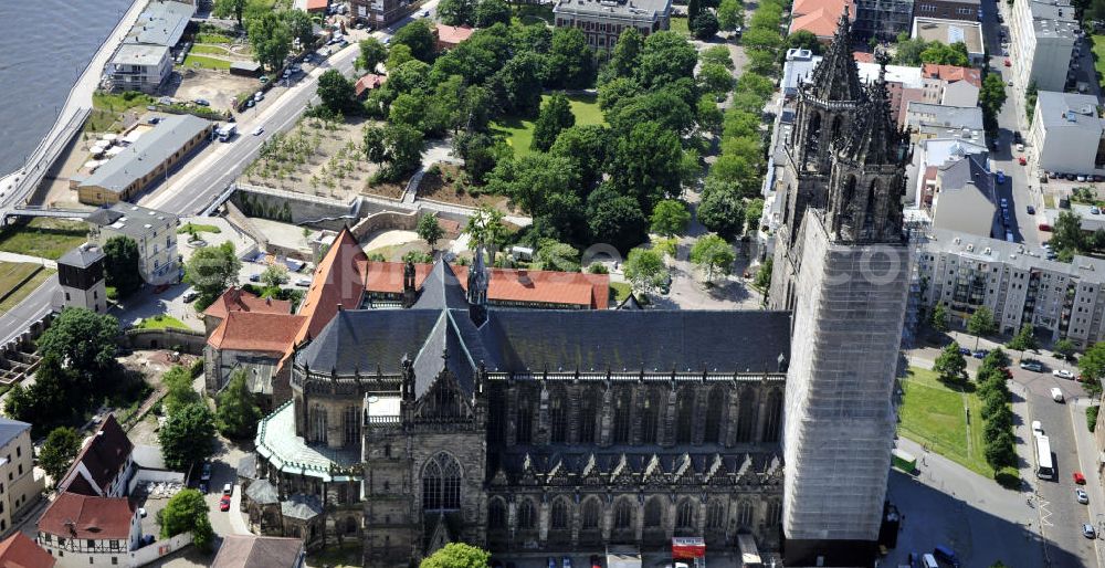 Aerial image Magdeburg - Blick auf den Magdeburger Dom und das Stadtzentrum. Der Dom zu Magdeburg St. Mauritius und Katharina, kurz Magdeburger Dom, ist die ehemalige Kathedrale des Erzbistums Magdeburg, die Grabkirche Kaiser Ottos I., das älteste gotische Bauwerk auf deutschem Boden und zugleich das Wahrzeichen der Stadt. View of the Cathedral of Magdeburg and the cityscape.