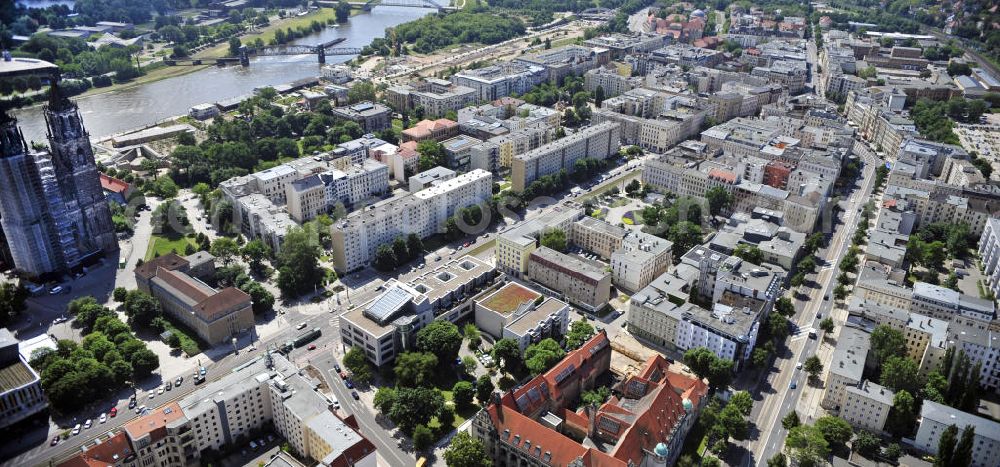 Magdeburg from above - Blick auf den Magdeburger Dom und das Stadtzentrum. Der Dom zu Magdeburg St. Mauritius und Katharina, kurz Magdeburger Dom, ist die ehemalige Kathedrale des Erzbistums Magdeburg, die Grabkirche Kaiser Ottos I., das älteste gotische Bauwerk auf deutschem Boden und zugleich das Wahrzeichen der Stadt. View of the Cathedral of Magdeburg and the cityscape.