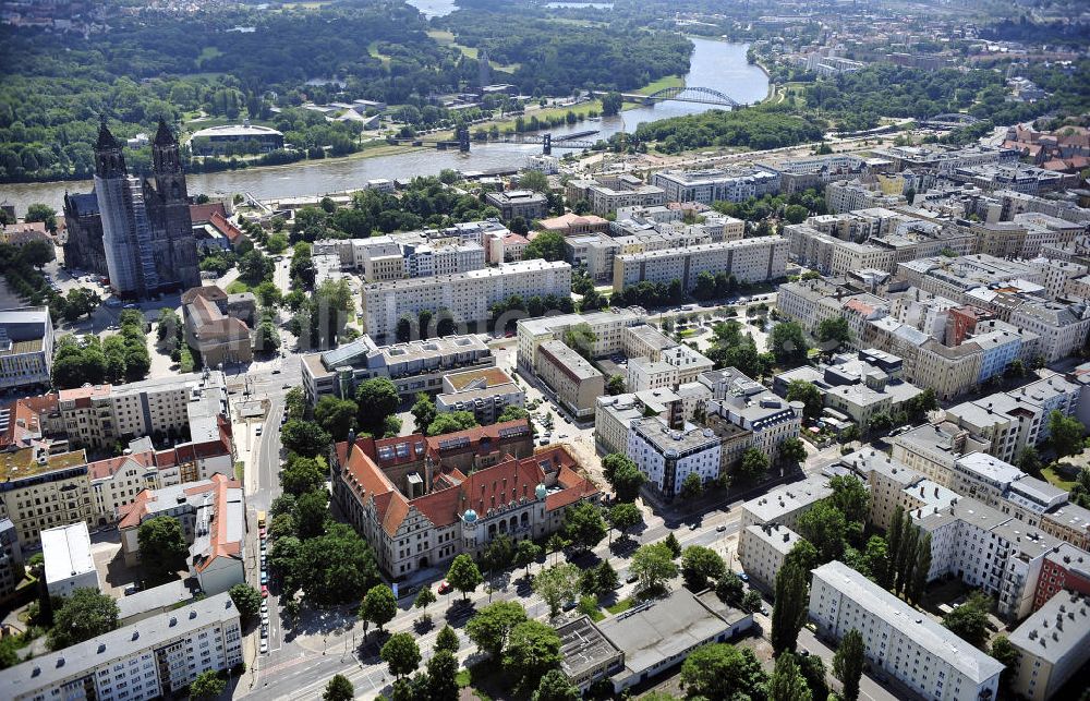 Magdeburg from the bird's eye view: Blick auf den Magdeburger Dom und das Stadtzentrum. Der Dom zu Magdeburg St. Mauritius und Katharina, kurz Magdeburger Dom, ist die ehemalige Kathedrale des Erzbistums Magdeburg, die Grabkirche Kaiser Ottos I., das älteste gotische Bauwerk auf deutschem Boden und zugleich das Wahrzeichen der Stadt. View of the Cathedral of Magdeburg and the cityscape.