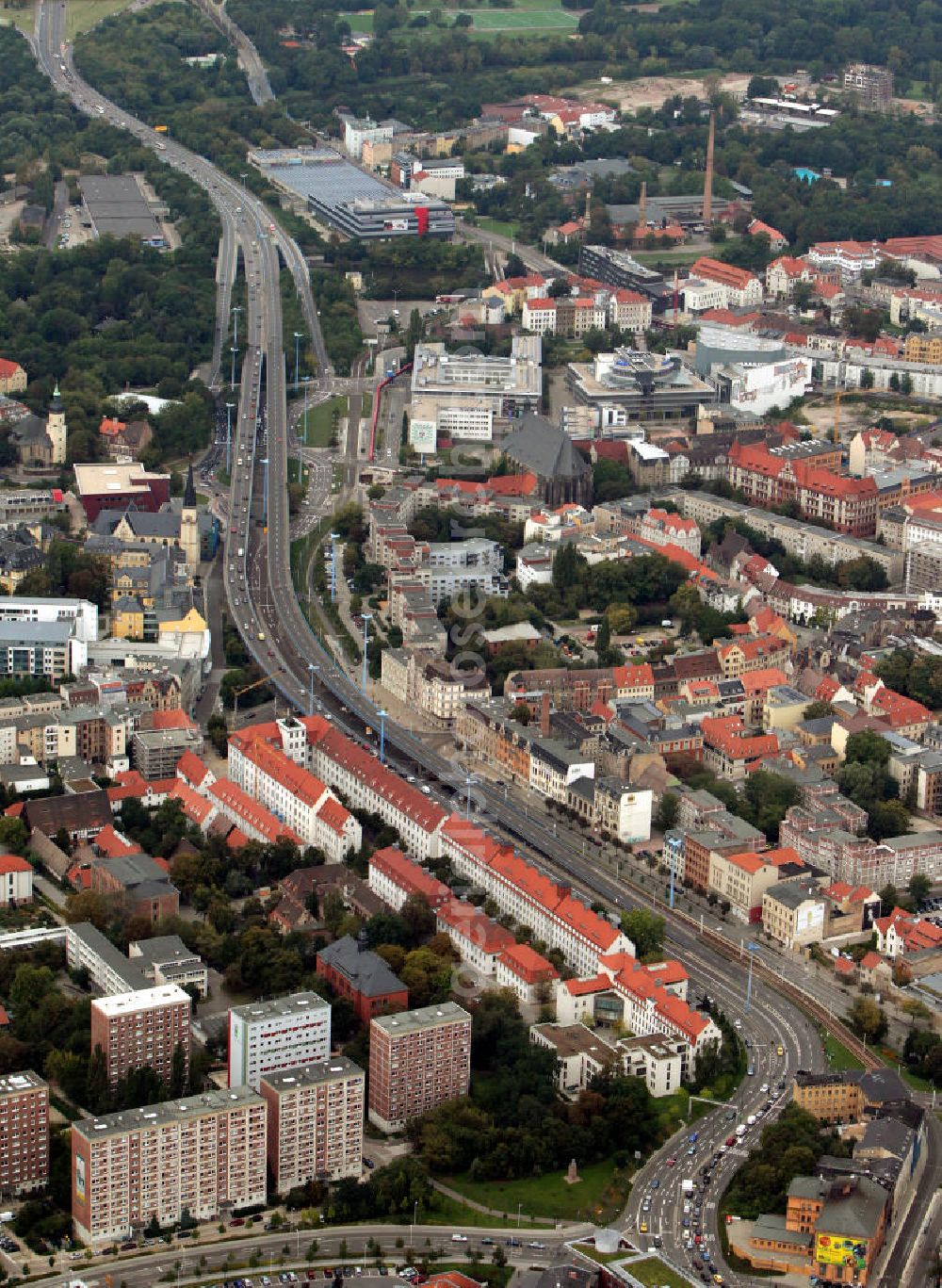 Halle / Saale from above - Stadtansicht vom Bereich des Wohnneubaugebietes Zentrum Neustadt an der Magistrale in Halle. Neubaublöcke und Wohnhäuser am Ernst-Barlach-Ring und an der Azaleenstraße. Townscape from the district Halle-Neustadt.