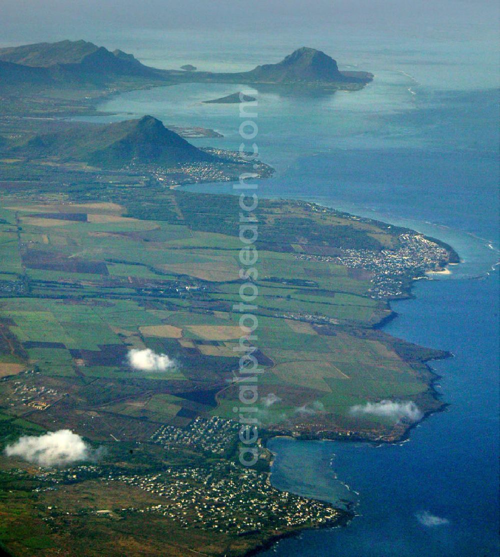 Mauritius from the bird's eye view: Blick auf die Städte Mahebourg und Riviere de Creoles und den Berg Mont Leon in Mauritius. View to the cities Mahebourg and Riviere de Creole and the Mont Leon in Mauritius.