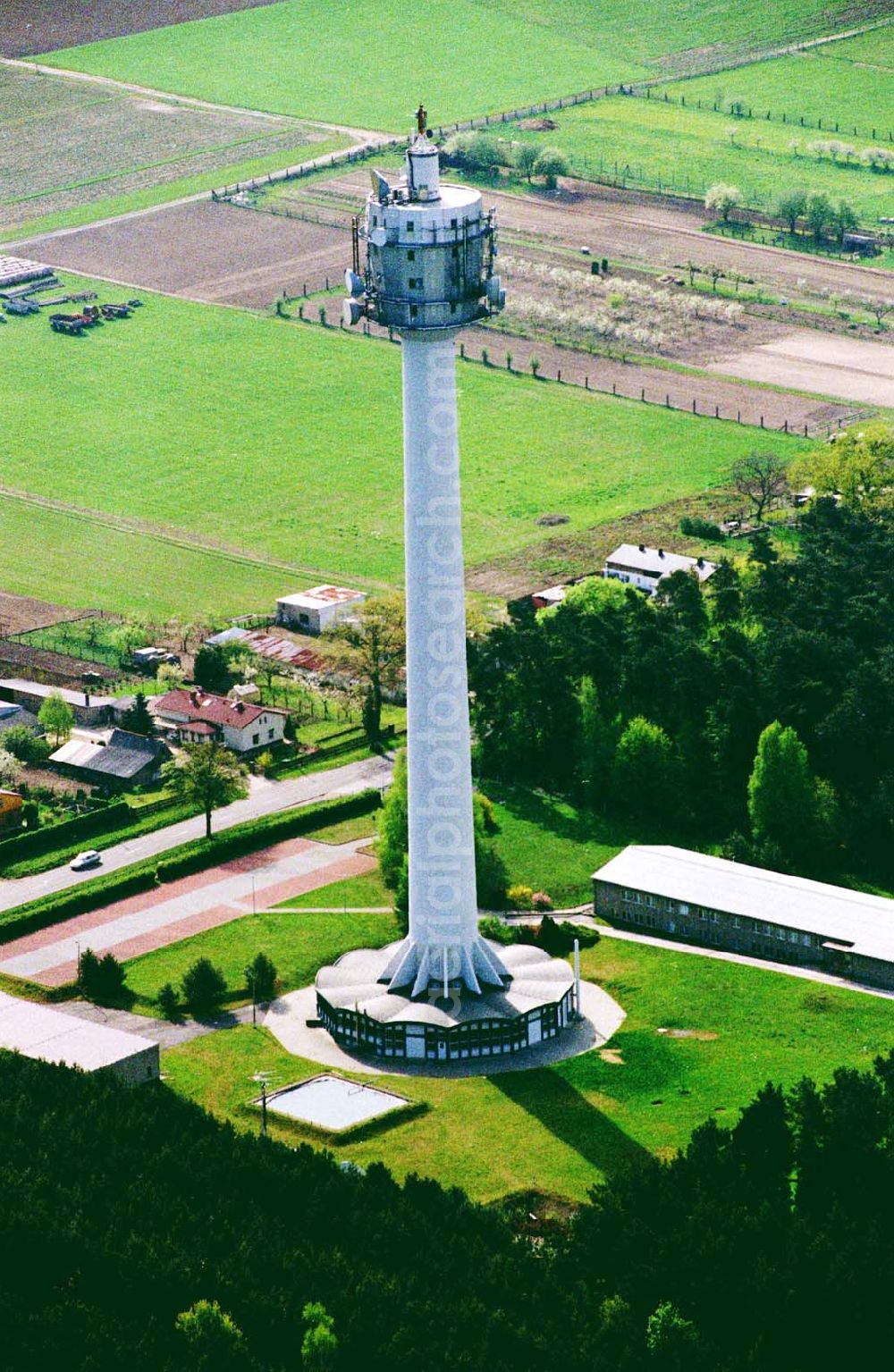 Bernau / Brandenburg from the bird's eye view: 02.Mai 2003 Bernau / Brandenburg Funkturm südlich von Bernau.