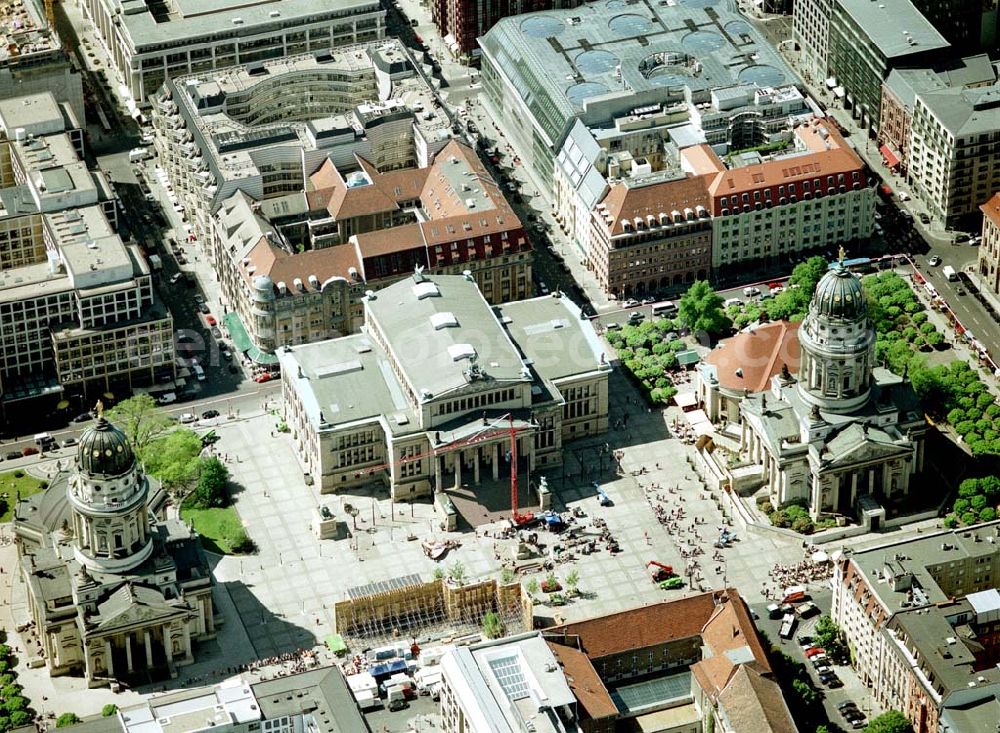 Berlin from the bird's eye view: 07.Mai2003 Dreharbeiten zu In 80 Tagen um die Welt am Gandarmenmarkt in Berlin.