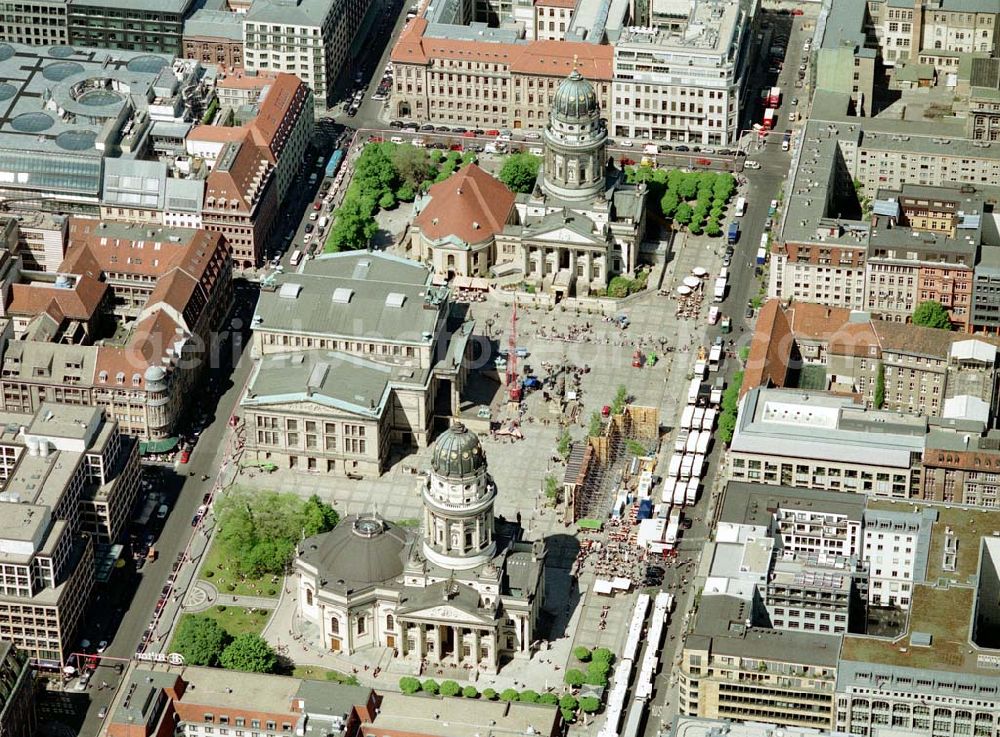 Aerial image Berlin - 07.Mai2003 Dreharbeiten zu In 80 Tagen um die Welt am Gandarmenmarkt in Berlin.