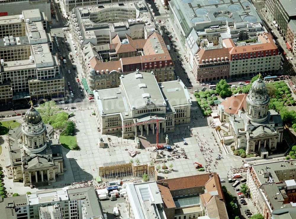 Aerial photograph Berlin - 07.Mai2003 Dreharbeiten zu In 80 Tagen um die Welt am Gandarmenmarkt in Berlin.