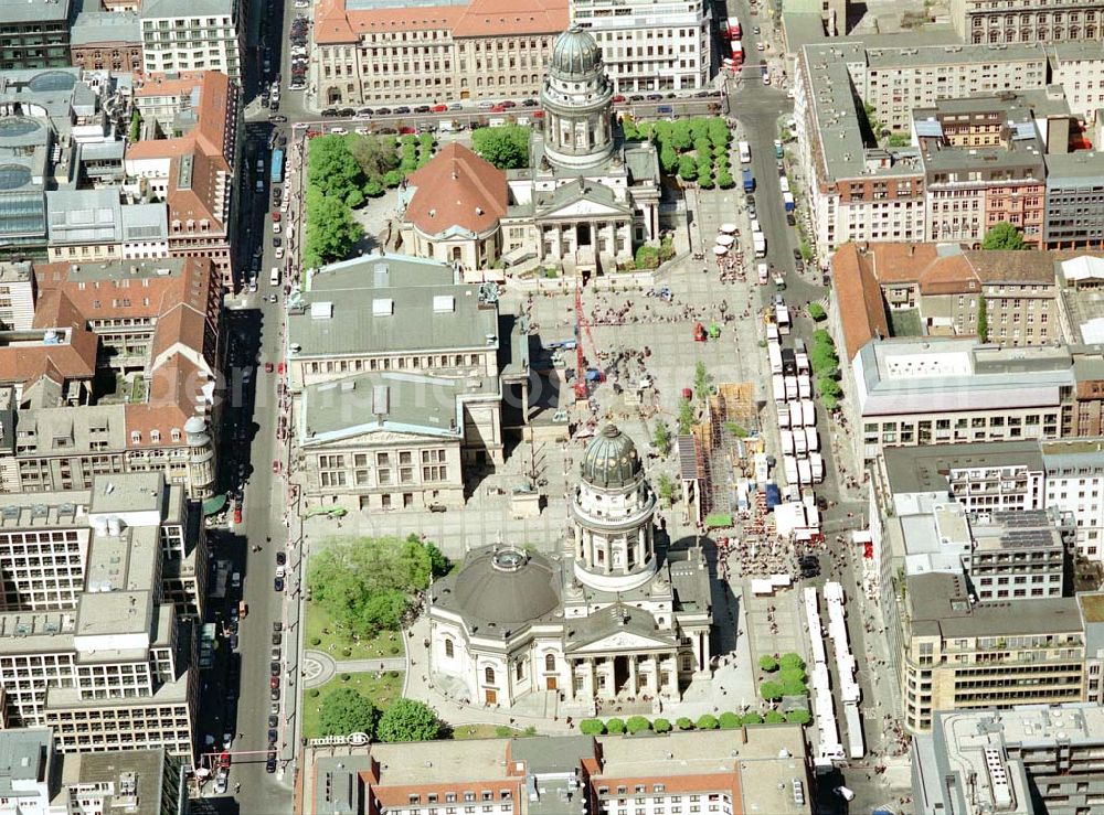 Berlin from the bird's eye view: 07.Mai2003 Dreharbeiten zu In 80 Tagen um die Welt am Gandarmenmarkt in Berlin.