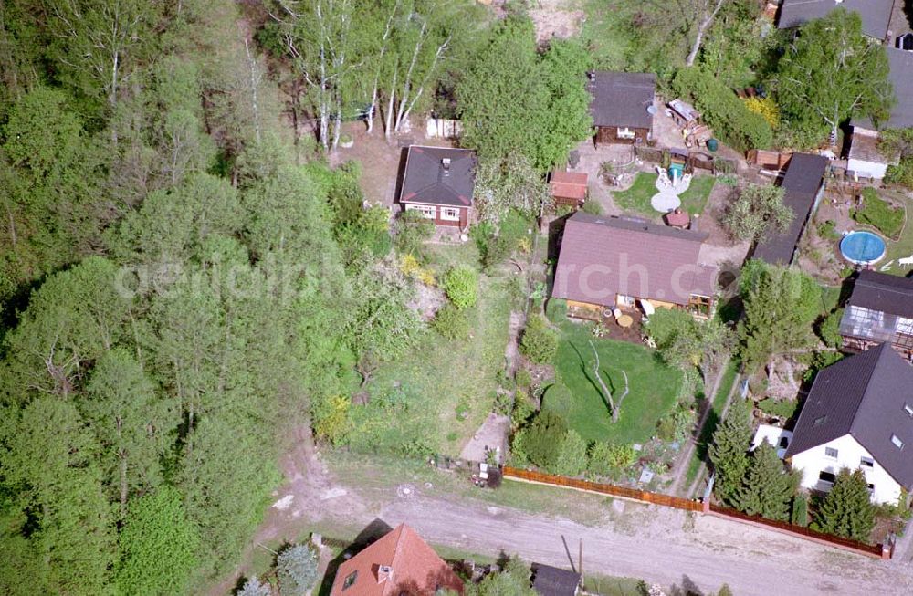 Aerial photograph Bergfelde / Brandenburg - 02.Mai 2003 Grundstück der Familie Greinius in der Berkowstraße 1 in Bergfelde