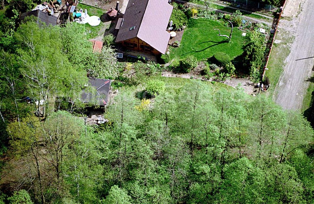 Aerial image Bergfelde / Brandenburg - 02.Mai 2003 Grundstück der Familie Greinius in der Berkowstraße 1 in Bergfelde