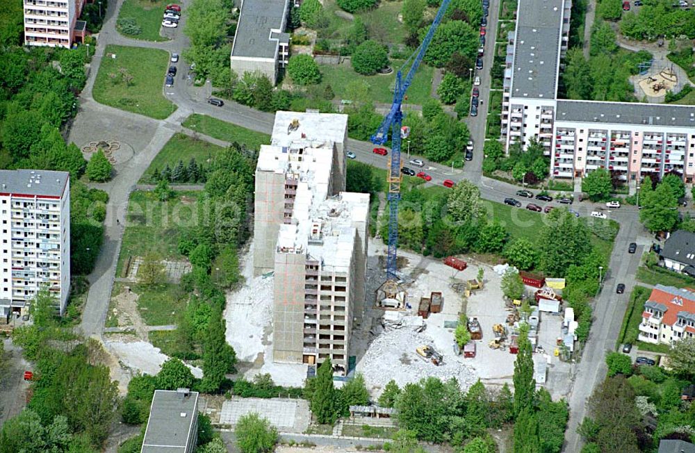 Berlin - Marzahn from the bird's eye view: 02.Mai 2003 Hochhausabriß in Marzahn.