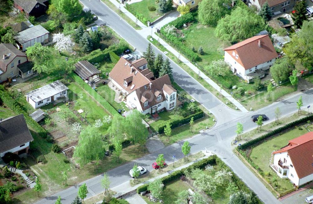 Birkenwerder / Brandenburg from the bird's eye view: 02.Mai 2003 Wohnhaus an der Bayernstraße 16 in Birkenwerder.