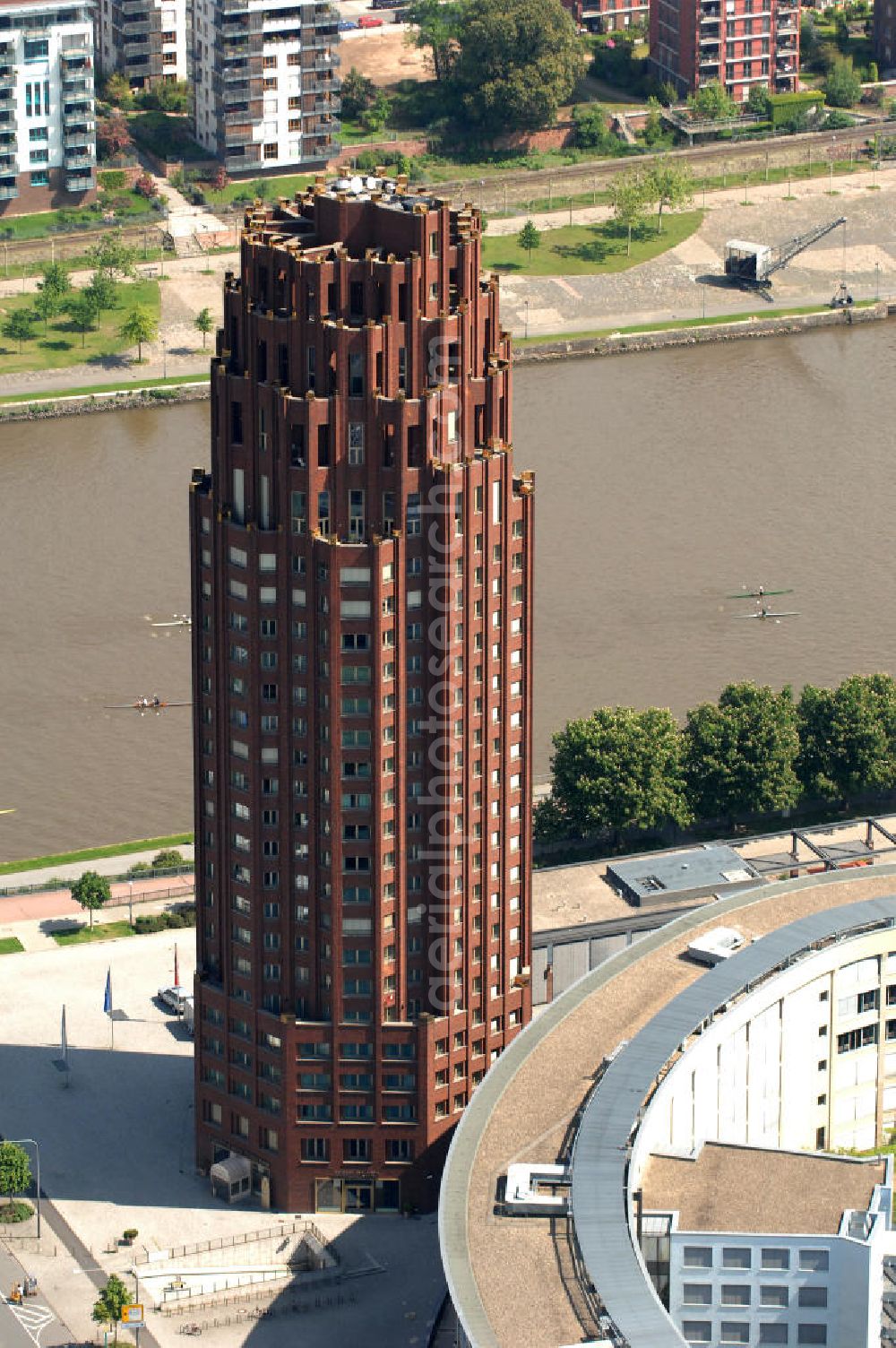 Frankfurt am Main from above - Blick auf das 88 Meter hohe Main Plaza, einem 2001 fertig gestelltes Hochhaus an der südlichen Seite des Mains im Stadtteil Sachsenhausen am Deutschherrnufer am Walther-von-Cronberg-Platz 1. Der Architekt des Gebäudes ist Hans Kollhoff. Unter den Frankfurtern trägt das Gebäude die Spitznamen Hohler Zahn oder Termitenhügel. View of the 88-meter Main Plaza, a skyscraper completed in 2001, on the southern side of the River Main in Sachsenhausen district.