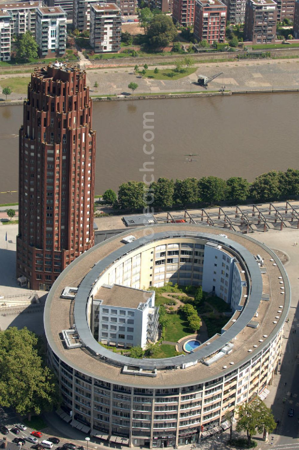 Frankfurt am Main from the bird's eye view: Blick auf das 88 Meter hohe Main Plaza, einem 2001 fertig gestelltes Hochhaus an der südlichen Seite des Mains im Stadtteil Sachsenhausen am Deutschherrnufer am Walther-von-Cronberg-Platz 1. Der Architekt des Gebäudes ist Hans Kollhoff. Unter den Frankfurtern trägt das Gebäude die Spitznamen Hohler Zahn oder Termitenhügel. View of the 88-meter Main Plaza, a skyscraper completed in 2001, on the southern side of the River Main in Sachsenhausen district.