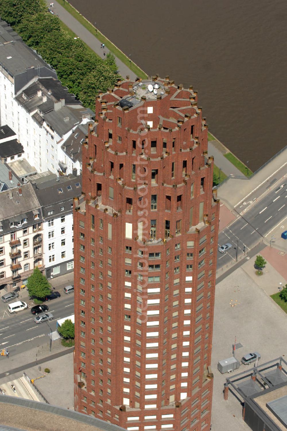 Aerial image Frankfurt am Main - Blick auf das 88 Meter hohe Main Plaza, einem 2001 fertig gestelltes Hochhaus an der südlichen Seite des Mains im Stadtteil Sachsenhausen am Deutschherrnufer am Walther-von-Cronberg-Platz 1. Der Architekt des Gebäudes ist Hans Kollhoff. Unter den Frankfurtern trägt das Gebäude die Spitznamen Hohler Zahn oder Termitenhügel. View of the 88-meter Main Plaza, a skyscraper completed in 2001, on the southern side of the River Main in Sachsenhausen district.