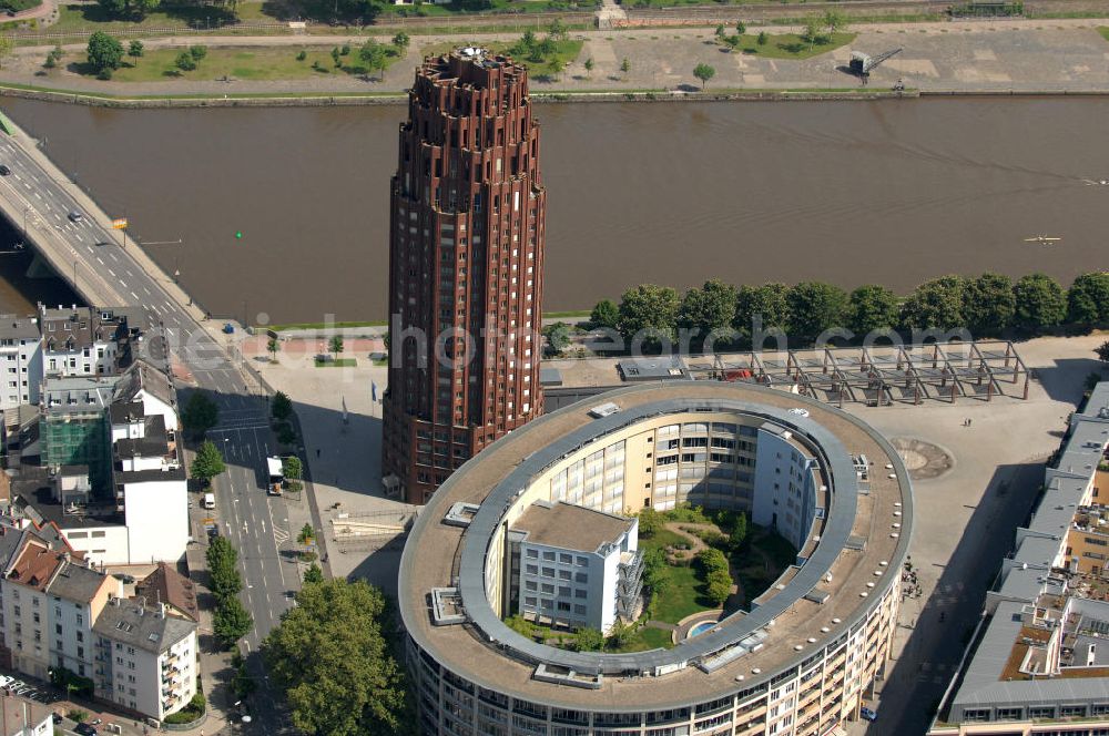 Aerial photograph Frankfurt am Main - Blick auf das 88 Meter hohe Main Plaza, einem 2001 fertig gestelltes Hochhaus an der südlichen Seite des Mains im Stadtteil Sachsenhausen am Deutschherrnufer am Walther-von-Cronberg-Platz 1. Der Architekt des Gebäudes ist Hans Kollhoff. Unter den Frankfurtern trägt das Gebäude die Spitznamen Hohler Zahn oder Termitenhügel. View of the 88-meter Main Plaza, a skyscraper completed in 2001, on the southern side of the River Main in Sachsenhausen district.