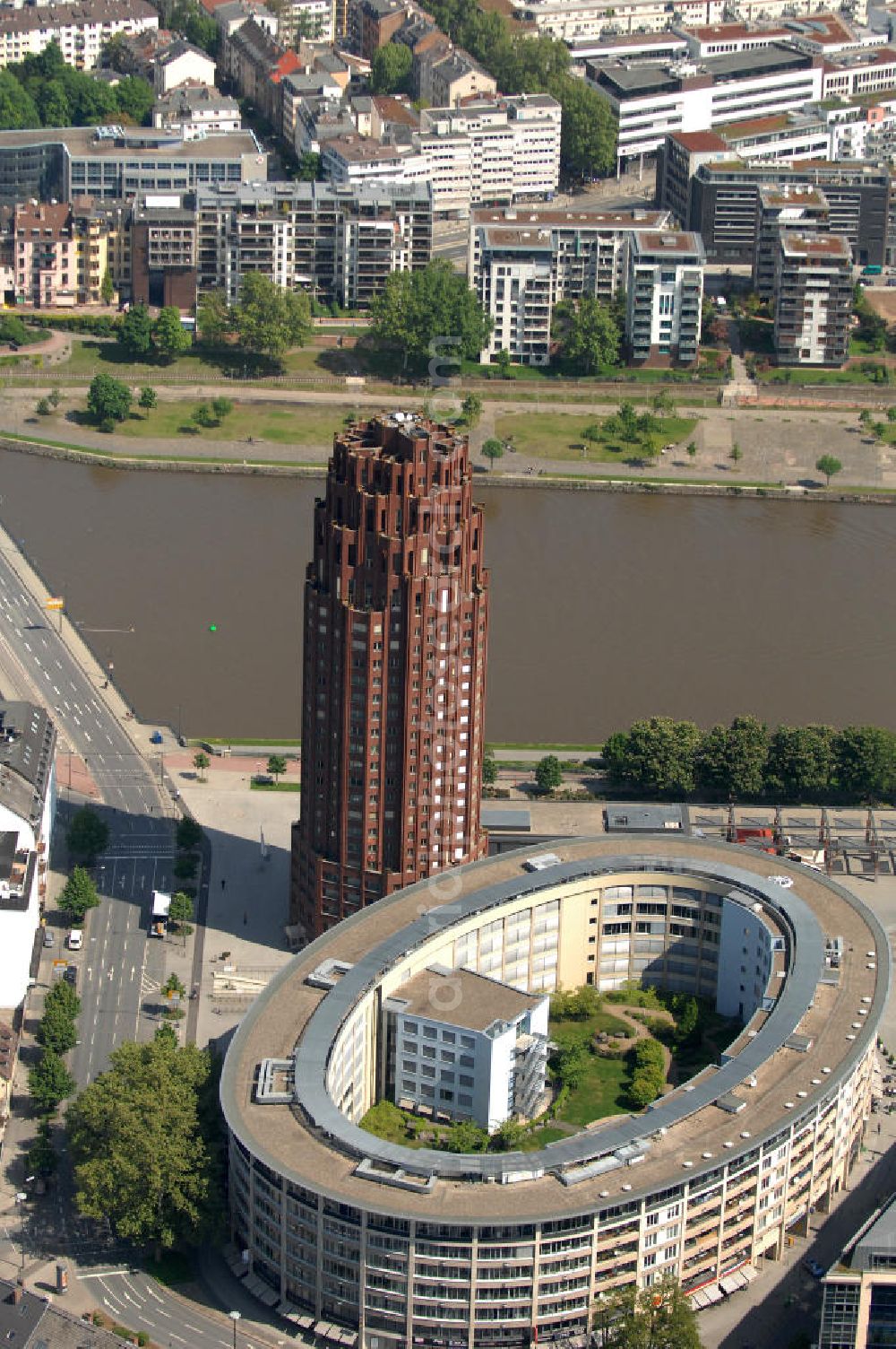 Frankfurt am Main from above - Blick auf das 88 Meter hohe Main Plaza, einem 2001 fertig gestelltes Hochhaus an der südlichen Seite des Mains im Stadtteil Sachsenhausen am Deutschherrnufer am Walther-von-Cronberg-Platz 1. Der Architekt des Gebäudes ist Hans Kollhoff. Unter den Frankfurtern trägt das Gebäude die Spitznamen Hohler Zahn oder Termitenhügel. View of the 88-meter Main Plaza, a skyscraper completed in 2001, on the southern side of the River Main in Sachsenhausen district.