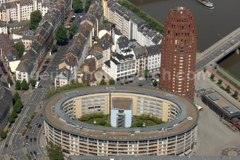 Frankfurt am Main from the bird's eye view: Blick auf das 88 Meter hohe Main Plaza, einem 2001 fertig gestelltes Hochhaus an der südlichen Seite des Mains im Stadtteil Sachsenhausen am Deutschherrnufer am Walther-von-Cronberg-Platz 1. Der Architekt des Gebäudes ist Hans Kollhoff. Unter den Frankfurtern trägt das Gebäude die Spitznamen Hohler Zahn oder Termitenhügel. View of the 88-meter Main Plaza, a skyscraper completed in 2001, on the southern side of the River Main in Sachsenhausen district.