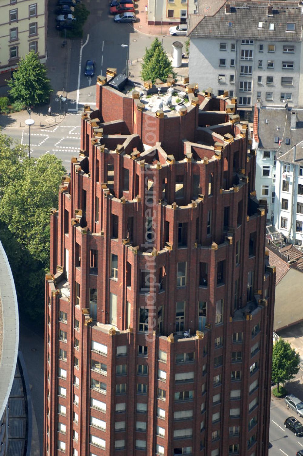 Aerial image Frankfurt am Main - Blick auf das 88 Meter hohe Main Plaza, einem 2001 fertig gestelltes Hochhaus an der südlichen Seite des Mains im Stadtteil Sachsenhausen am Deutschherrnufer am Walther-von-Cronberg-Platz 1. Der Architekt des Gebäudes ist Hans Kollhoff. Unter den Frankfurtern trägt das Gebäude die Spitznamen Hohler Zahn oder Termitenhügel. View of the 88-meter Main Plaza, a skyscraper completed in 2001, on the southern side of the River Main in Sachsenhausen district.