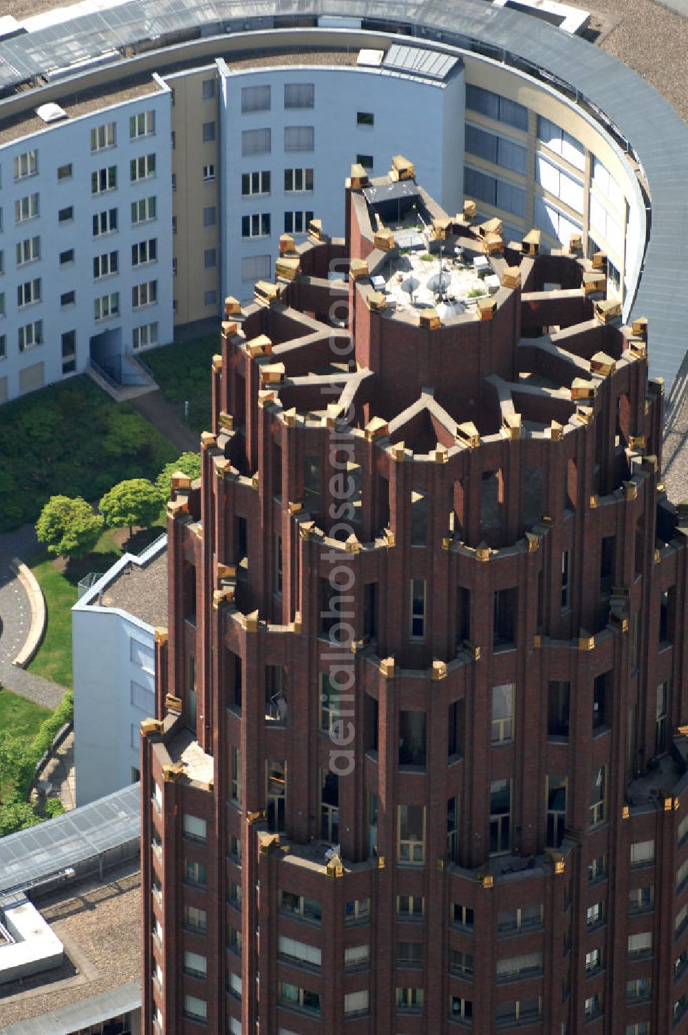 Aerial photograph Frankfurt am Main - Blick auf das 88 Meter hohe Main Plaza, einem 2001 fertig gestelltes Hochhaus an der südlichen Seite des Mains im Stadtteil Sachsenhausen am Deutschherrnufer am Walther-von-Cronberg-Platz 1. Der Architekt des Gebäudes ist Hans Kollhoff. Unter den Frankfurtern trägt das Gebäude die Spitznamen Hohler Zahn oder Termitenhügel. View of the 88-meter Main Plaza, a skyscraper completed in 2001, on the southern side of the River Main in Sachsenhausen district.