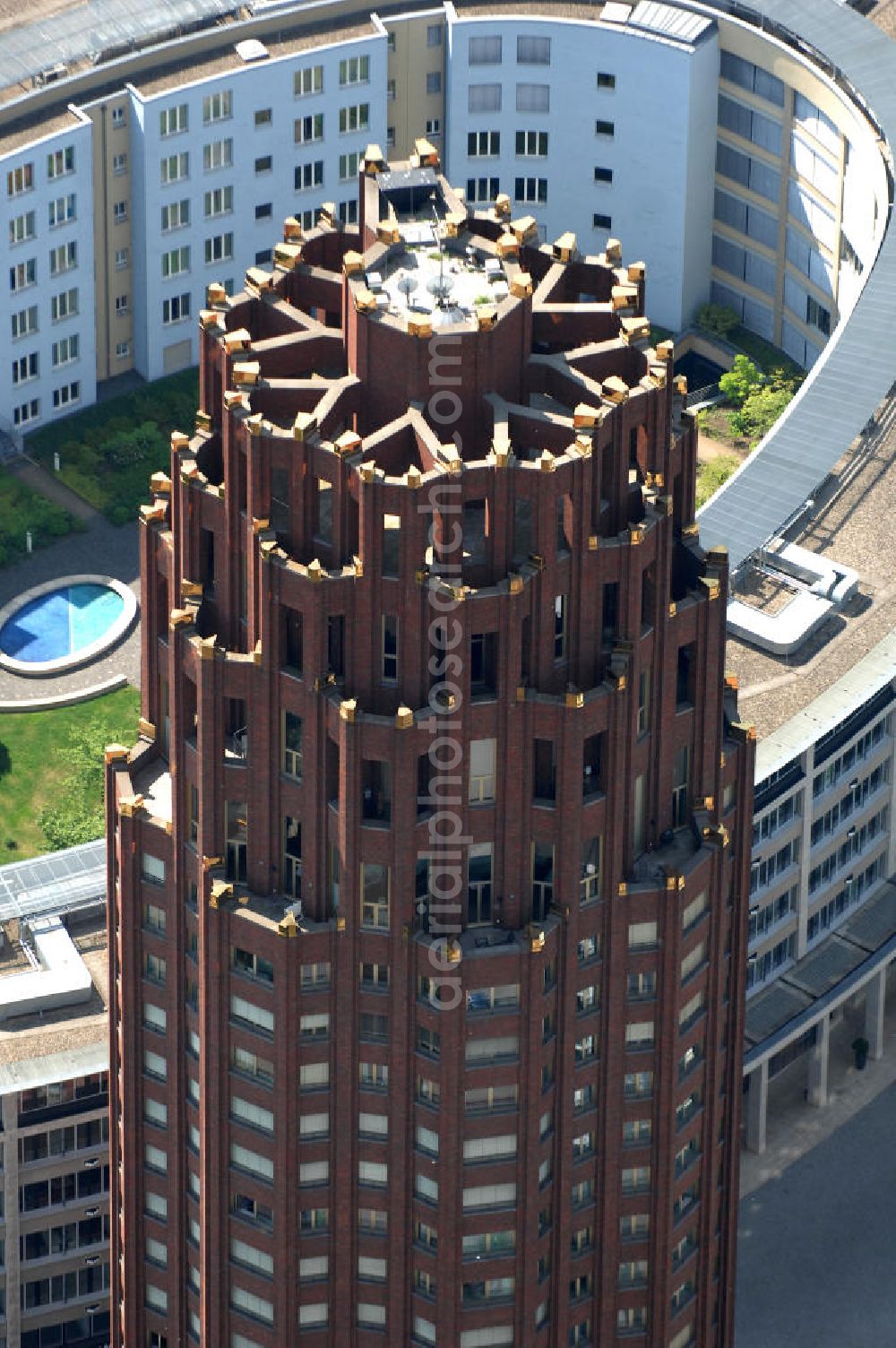 Frankfurt am Main from above - Blick auf das 88 Meter hohe Main Plaza, einem 2001 fertig gestelltes Hochhaus an der südlichen Seite des Mains im Stadtteil Sachsenhausen am Deutschherrnufer am Walther-von-Cronberg-Platz 1. Der Architekt des Gebäudes ist Hans Kollhoff. Unter den Frankfurtern trägt das Gebäude die Spitznamen Hohler Zahn oder Termitenhügel. View of the 88-meter Main Plaza, a skyscraper completed in 2001, on the southern side of the River Main in Sachsenhausen district.