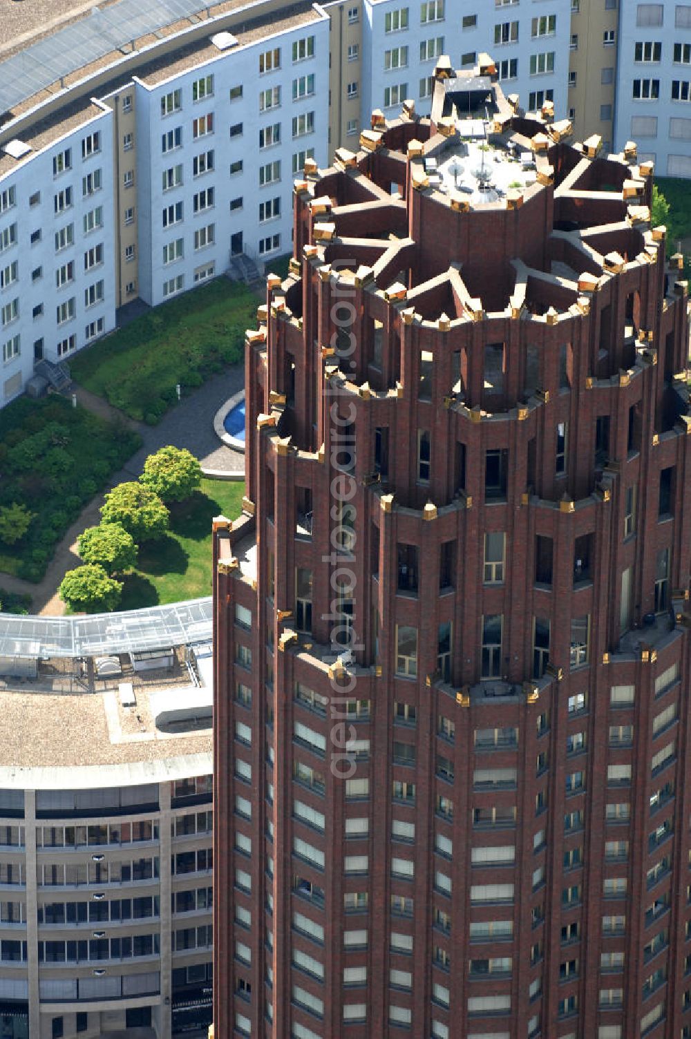 Frankfurt am Main from the bird's eye view: Blick auf das 88 Meter hohe Main Plaza, einem 2001 fertig gestelltes Hochhaus an der südlichen Seite des Mains im Stadtteil Sachsenhausen am Deutschherrnufer am Walther-von-Cronberg-Platz 1. Der Architekt des Gebäudes ist Hans Kollhoff. Unter den Frankfurtern trägt das Gebäude die Spitznamen Hohler Zahn oder Termitenhügel. View of the 88-meter Main Plaza, a skyscraper completed in 2001, on the southern side of the River Main in Sachsenhausen district.