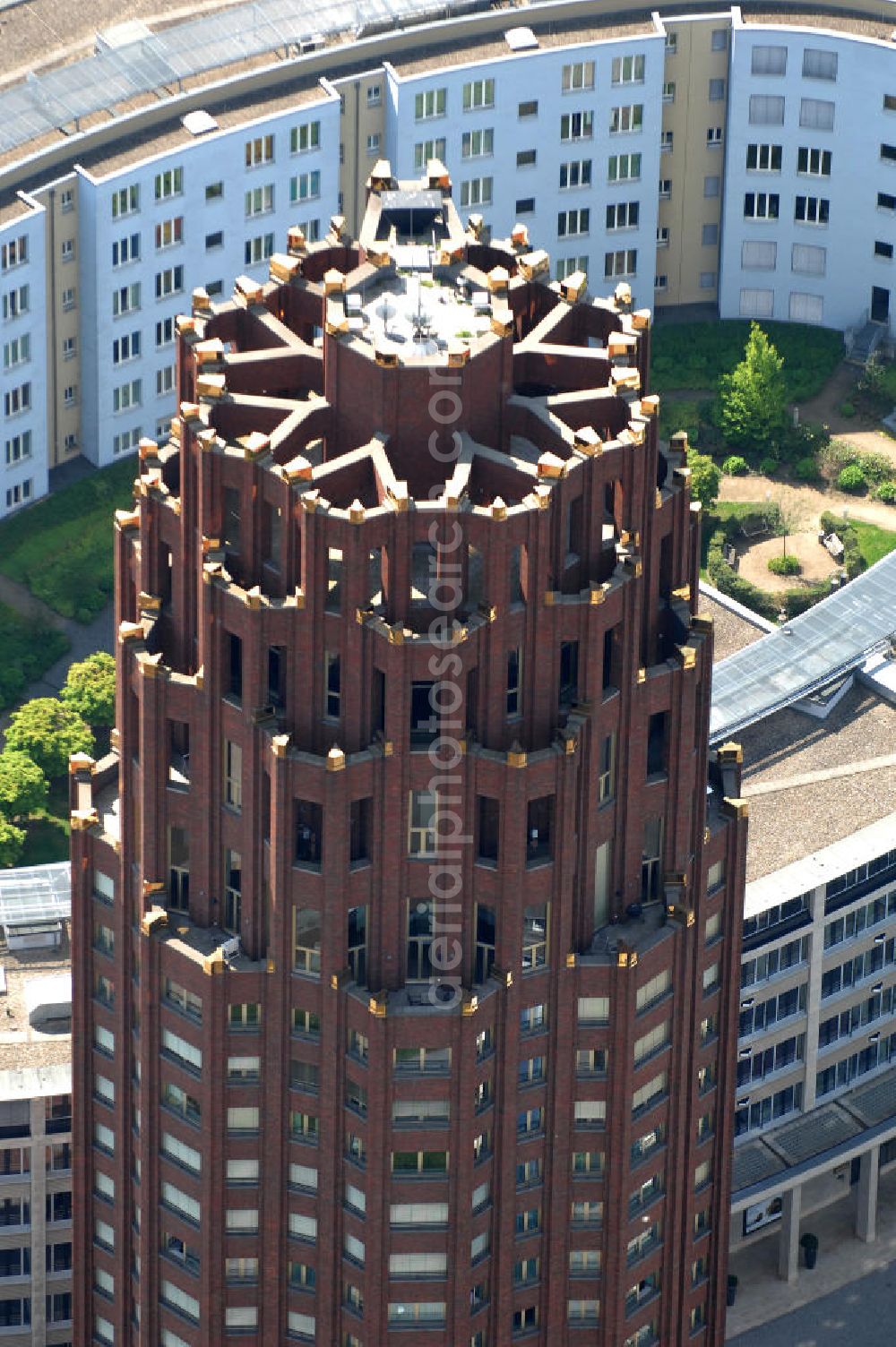 Aerial image Frankfurt am Main - Blick auf das 88 Meter hohe Main Plaza, einem 2001 fertig gestelltes Hochhaus an der südlichen Seite des Mains im Stadtteil Sachsenhausen am Deutschherrnufer am Walther-von-Cronberg-Platz 1. Der Architekt des Gebäudes ist Hans Kollhoff. Unter den Frankfurtern trägt das Gebäude die Spitznamen Hohler Zahn oder Termitenhügel. View of the 88-meter Main Plaza, a skyscraper completed in 2001, on the southern side of the River Main in Sachsenhausen district.