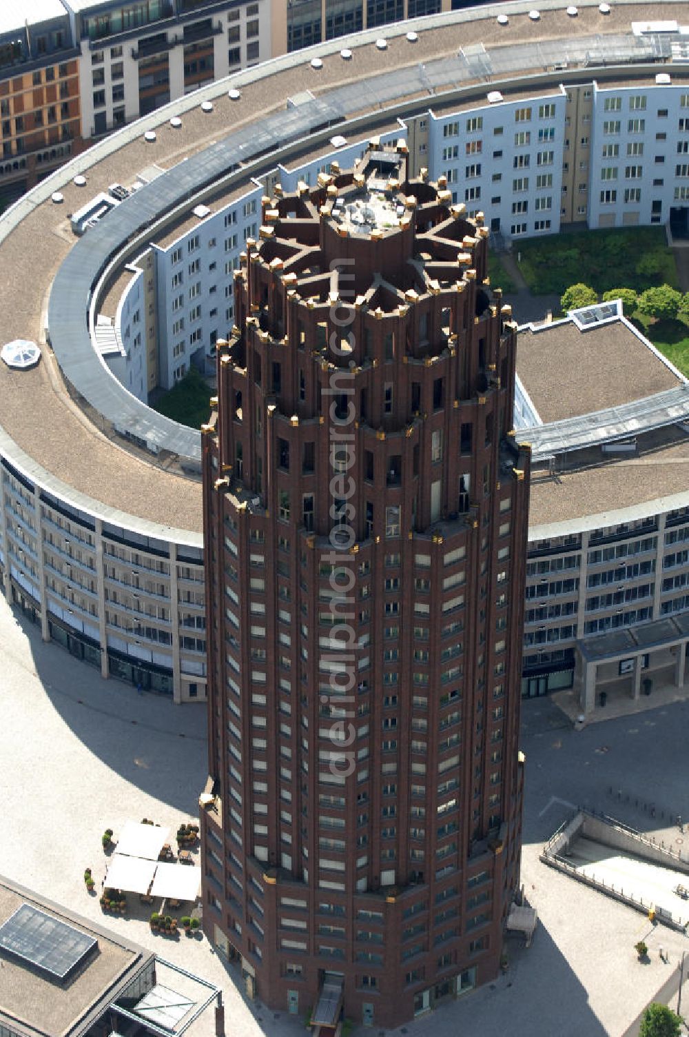 Aerial photograph Frankfurt am Main - Blick auf das 88 Meter hohe Main Plaza, einem 2001 fertig gestelltes Hochhaus an der südlichen Seite des Mains im Stadtteil Sachsenhausen am Deutschherrnufer am Walther-von-Cronberg-Platz 1. Der Architekt des Gebäudes ist Hans Kollhoff. Unter den Frankfurtern trägt das Gebäude die Spitznamen Hohler Zahn oder Termitenhügel. View of the 88-meter Main Plaza, a skyscraper completed in 2001, on the southern side of the River Main in Sachsenhausen district.