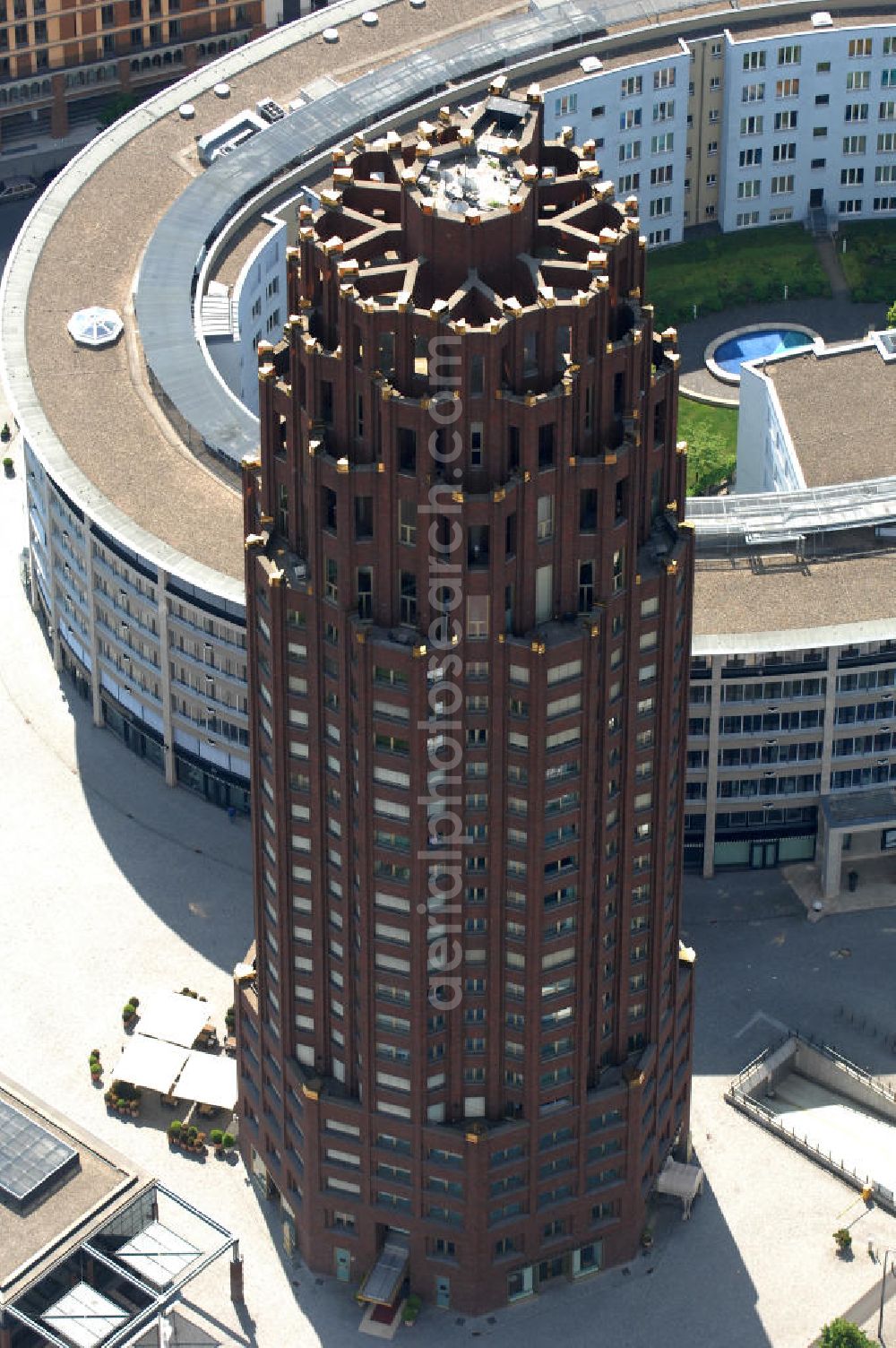 Frankfurt am Main from above - Blick auf das 88 Meter hohe Main Plaza, einem 2001 fertig gestelltes Hochhaus an der südlichen Seite des Mains im Stadtteil Sachsenhausen am Deutschherrnufer am Walther-von-Cronberg-Platz 1. Der Architekt des Gebäudes ist Hans Kollhoff. Unter den Frankfurtern trägt das Gebäude die Spitznamen Hohler Zahn oder Termitenhügel. View of the 88-meter Main Plaza, a skyscraper completed in 2001, on the southern side of the River Main in Sachsenhausen district.