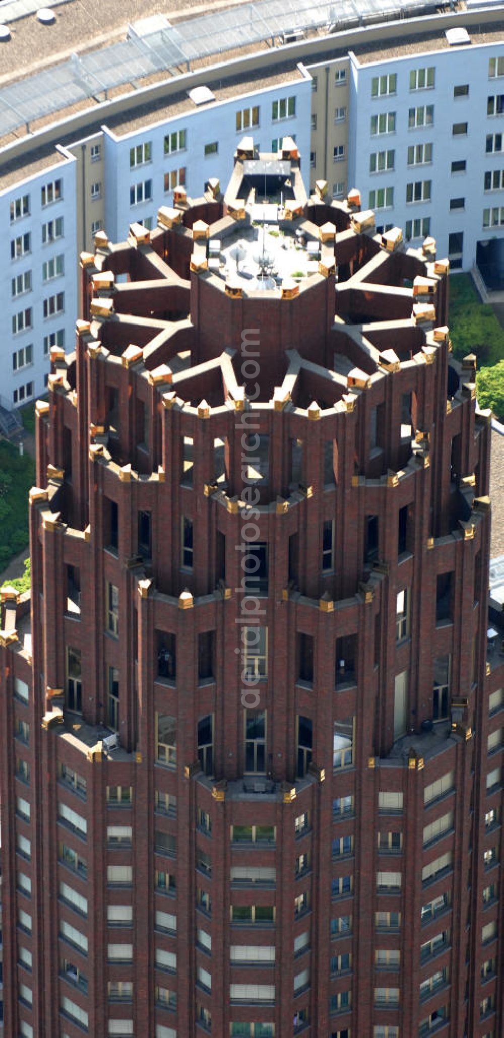 Frankfurt am Main from the bird's eye view: Blick auf das 88 Meter hohe Main Plaza, einem 2001 fertig gestelltes Hochhaus an der südlichen Seite des Mains im Stadtteil Sachsenhausen am Deutschherrnufer am Walther-von-Cronberg-Platz 1. Der Architekt des Gebäudes ist Hans Kollhoff. Unter den Frankfurtern trägt das Gebäude die Spitznamen Hohler Zahn oder Termitenhügel. View of the 88-meter Main Plaza, a skyscraper completed in 2001, on the southern side of the River Main in Sachsenhausen district.