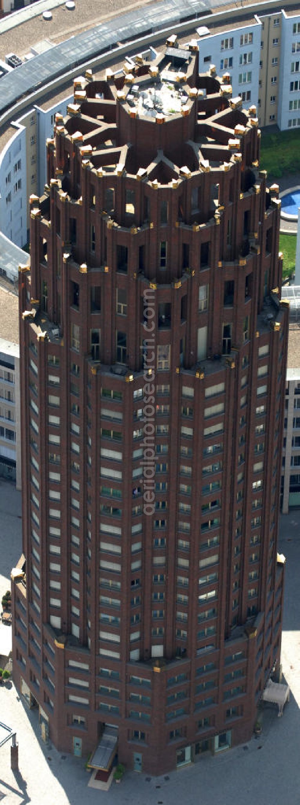 Aerial image Frankfurt am Main - Blick auf das 88 Meter hohe Main Plaza, einem 2001 fertig gestelltes Hochhaus an der südlichen Seite des Mains im Stadtteil Sachsenhausen am Deutschherrnufer am Walther-von-Cronberg-Platz 1. Der Architekt des Gebäudes ist Hans Kollhoff. Unter den Frankfurtern trägt das Gebäude die Spitznamen Hohler Zahn oder Termitenhügel. View of the 88-meter Main Plaza, a skyscraper completed in 2001, on the southern side of the River Main in Sachsenhausen district.