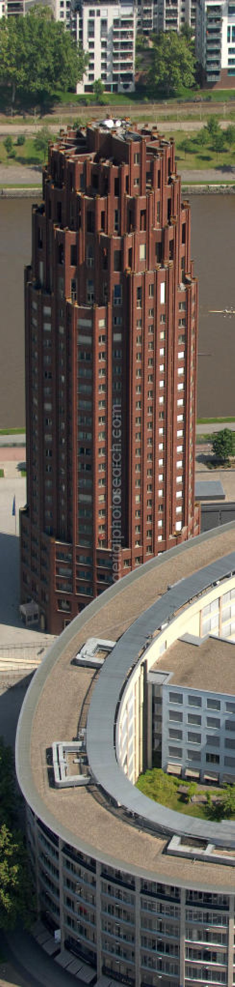 Aerial photograph Frankfurt am Main - Blick auf das 88 Meter hohe Main Plaza, einem 2001 fertig gestelltes Hochhaus an der südlichen Seite des Mains im Stadtteil Sachsenhausen am Deutschherrnufer am Walther-von-Cronberg-Platz 1. Der Architekt des Gebäudes ist Hans Kollhoff. Unter den Frankfurtern trägt das Gebäude die Spitznamen Hohler Zahn oder Termitenhügel. View of the 88-meter Main Plaza, a skyscraper completed in 2001, on the southern side of the River Main in Sachsenhausen district.