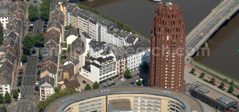 Frankfurt am Main from above - Blick auf das 88 Meter hohe Main Plaza, einem 2001 fertig gestelltes Hochhaus an der südlichen Seite des Mains im Stadtteil Sachsenhausen am Deutschherrnufer am Walther-von-Cronberg-Platz 1. Der Architekt des Gebäudes ist Hans Kollhoff. Unter den Frankfurtern trägt das Gebäude die Spitznamen Hohler Zahn oder Termitenhügel. View of the 88-meter Main Plaza, a skyscraper completed in 2001, on the southern side of the River Main in Sachsenhausen district.