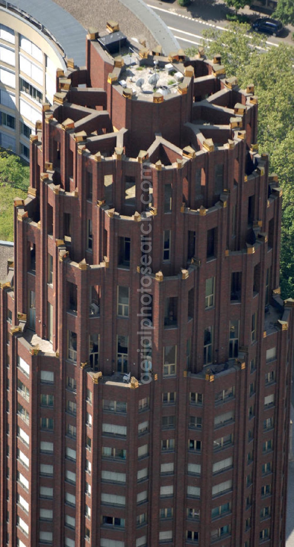 Frankfurt am Main from the bird's eye view: Blick auf das 88 Meter hohe Main Plaza, einem 2001 fertig gestelltes Hochhaus an der südlichen Seite des Mains im Stadtteil Sachsenhausen am Deutschherrnufer am Walther-von-Cronberg-Platz 1. Der Architekt des Gebäudes ist Hans Kollhoff. Unter den Frankfurtern trägt das Gebäude die Spitznamen Hohler Zahn oder Termitenhügel. View of the 88-meter Main Plaza, a skyscraper completed in 2001, on the southern side of the River Main in Sachsenhausen district.