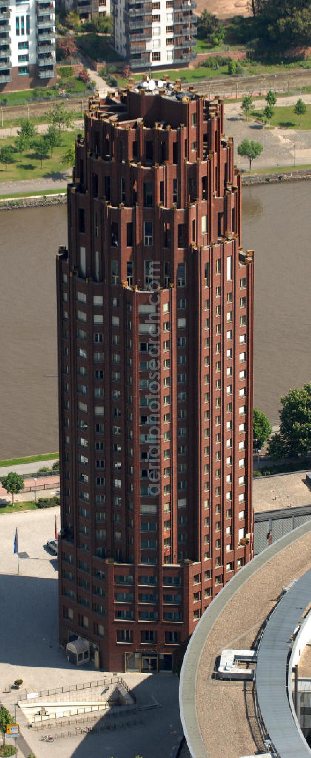 Aerial image Frankfurt am Main - Blick auf das 88 Meter hohe Main Plaza, einem 2001 fertig gestelltes Hochhaus an der südlichen Seite des Mains im Stadtteil Sachsenhausen am Deutschherrnufer am Walther-von-Cronberg-Platz 1. Der Architekt des Gebäudes ist Hans Kollhoff. Unter den Frankfurtern trägt das Gebäude die Spitznamen Hohler Zahn oder Termitenhügel. View of the 88-meter Main Plaza, a skyscraper completed in 2001, on the southern side of the River Main in Sachsenhausen district.