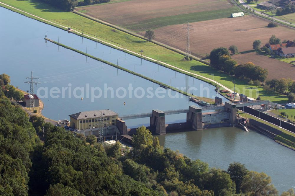 Aerial image LOHR - Blick auf die Main Staustufe am Stadtteil Steinbach in Lohr. Die Staustufe besteht aus einer Schleuse, die 1938 in Betrieb genommen wurde, sowie aus einem Wehr, das ein Jahr später folgte. Die Anlage befindet sich im Zuständigkeitsbereich des WSA Schweinfurt. Kontakt: Wasser- und Schifffahrtsamt Schweinfurt, Mainberger Straße 8, 97422 Schweinfurt, Tel. 49(0)9721 206 0, Fax 49(0)9721 206 101, Email: wsa-schweinfurt@wsv.bund.de