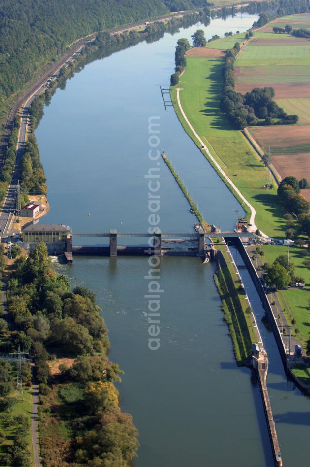 Aerial photograph Lohr am Main - Blick auf die Main Staustufe am Stadtteil Steinbach in Lohr. Die Staustufe besteht aus einer Schleuse, die 1938 in Betrieb genommen wurde, sowie aus einem Wehr, das ein Jahr später folgte. Die Anlage befindet sich im Zuständigkeitsbereich des WSA Schweinfurt. Kontakt: Wasser- und Schifffahrtsamt Schweinfurt, Mainberger Straße 8, 97422 Schweinfurt, Tel. +49(0)9721 206 0, Fax +49(0)9721 206 101, Email: wsa-schweinfurt@wsv.bund.de