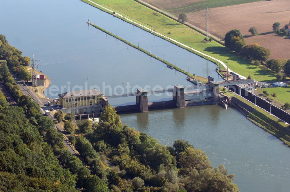 Lohr am Main from above - Blick auf die Main Staustufe am Stadtteil Steinbach in Lohr. Die Staustufe besteht aus einer Schleuse, die 1938 in Betrieb genommen wurde, sowie aus einem Wehr, das ein Jahr später folgte. Die Anlage befindet sich im Zuständigkeitsbereich des WSA Schweinfurt. Kontakt: Wasser- und Schifffahrtsamt Schweinfurt, Mainberger Straße 8, 97422 Schweinfurt, Tel. +49(0)9721 206 0, Fax +49(0)9721 206 101, Email: wsa-schweinfurt@wsv.bund.de