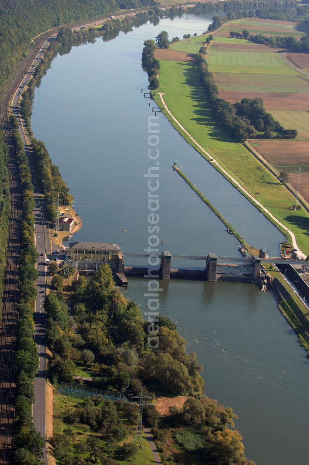 Lohr am Main from the bird's eye view: Blick auf die Main Staustufe am Stadtteil Steinbach in Lohr. Die Staustufe besteht aus einer Schleuse, die 1938 in Betrieb genommen wurde, sowie aus einem Wehr, das ein Jahr später folgte. Die Anlage befindet sich im Zuständigkeitsbereich des WSA Schweinfurt. Kontakt: Wasser- und Schifffahrtsamt Schweinfurt, Mainberger Straße 8, 97422 Schweinfurt, Tel. +49(0)9721 206 0, Fax +49(0)9721 206 101, Email: wsa-schweinfurt@wsv.bund.de