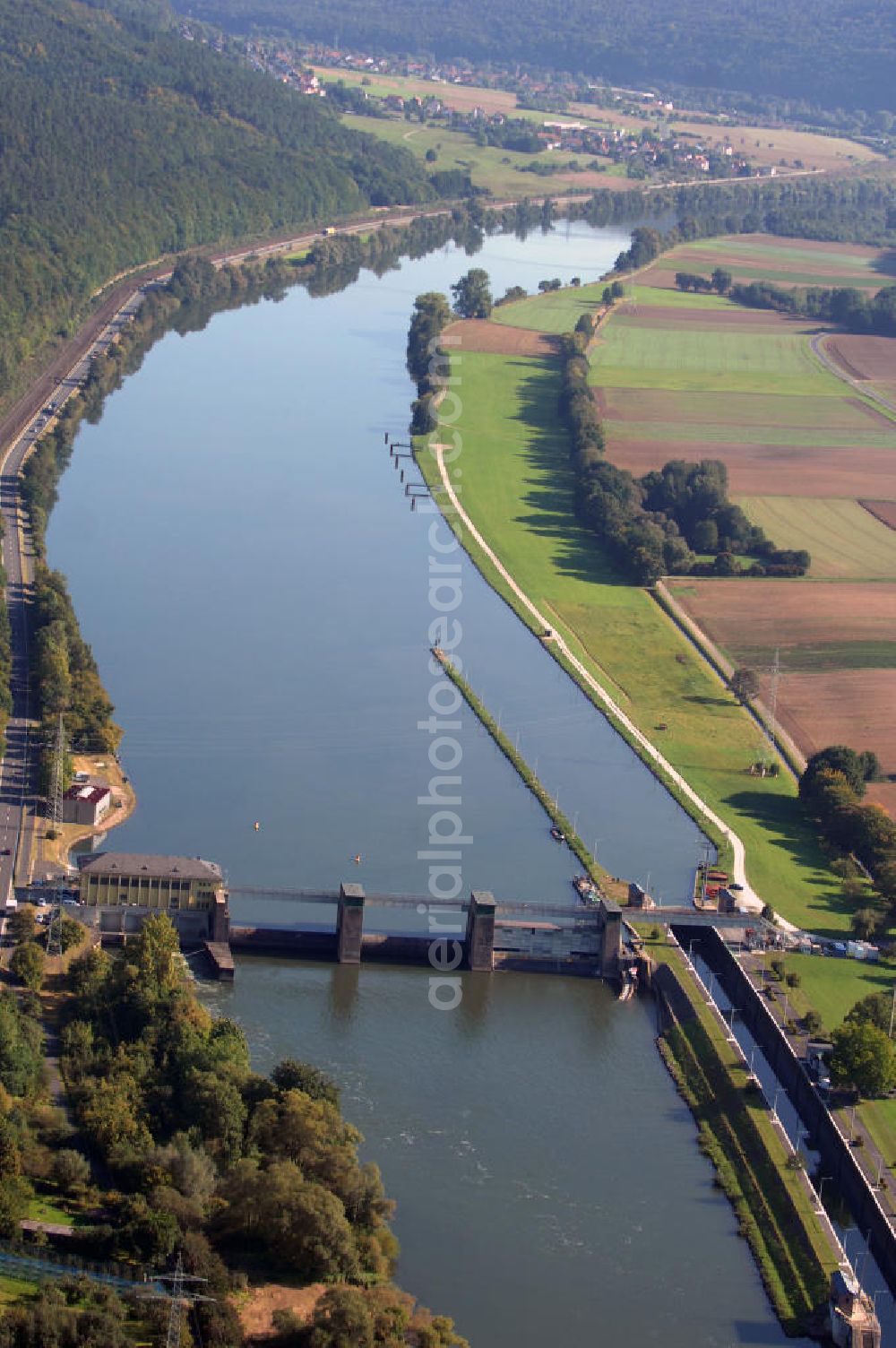 Aerial image Lohr am Main - Blick auf die Main Staustufe am Stadtteil Steinbach in Lohr. Die Staustufe besteht aus einer Schleuse, die 1938 in Betrieb genommen wurde, sowie aus einem Wehr, das ein Jahr später folgte. Die Anlage befindet sich im Zuständigkeitsbereich des WSA Schweinfurt. Kontakt: Wasser- und Schifffahrtsamt Schweinfurt, Mainberger Straße 8, 97422 Schweinfurt, Tel. +49(0)9721 206 0, Fax +49(0)9721 206 101, Email: wsa-schweinfurt@wsv.bund.de